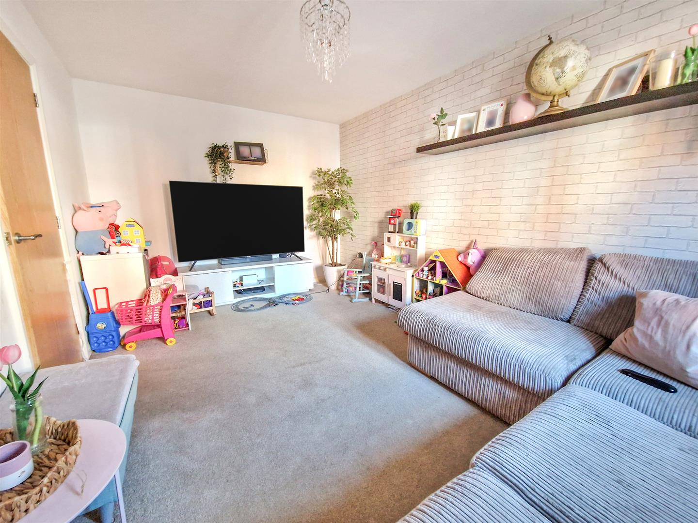 3 bed property in Northwick Close, Bedford